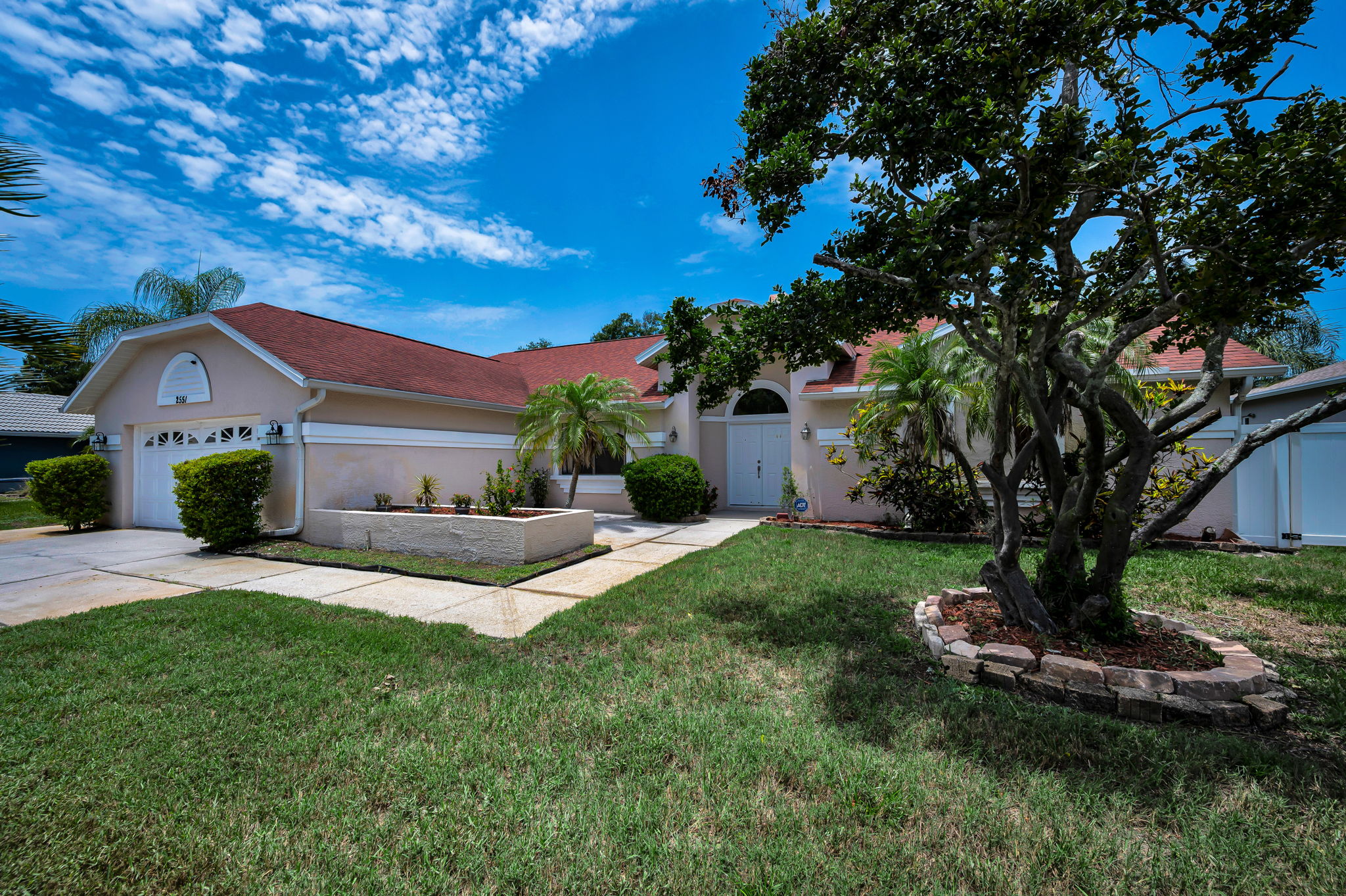Front Exterior16