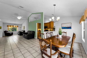Kitchen Eat-in Area4