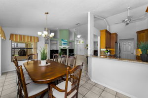 Kitchen Eat-in Area3