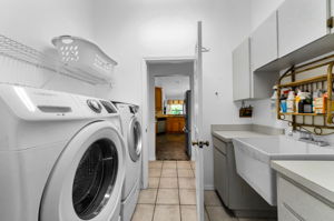 Laundry Room1b