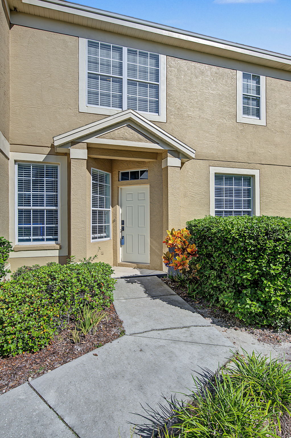 Front Exterior8
