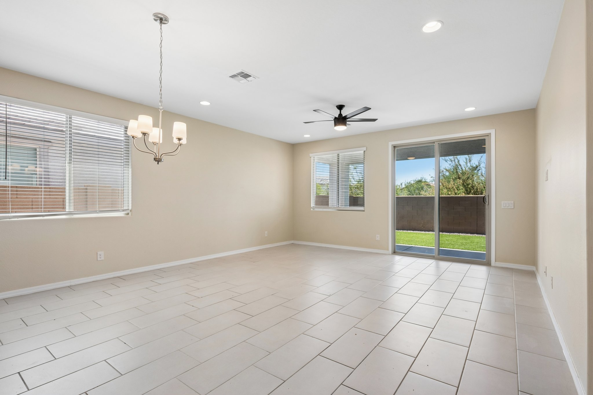 25572 North 142nd Ln - 005.jpg