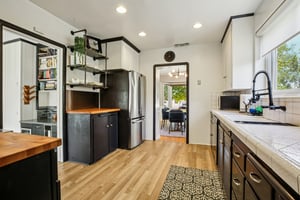 E Claiborne Pl-S2507-015.jpg