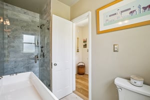 E Claiborne Pl-S2507-027.jpg