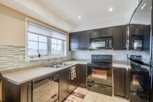  2563 Sixth Line Unit 5, Oakville, ON L6H, US Photo 17