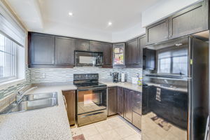  2563 Sixth Line Unit 5, Oakville, ON L6H, US Photo 18