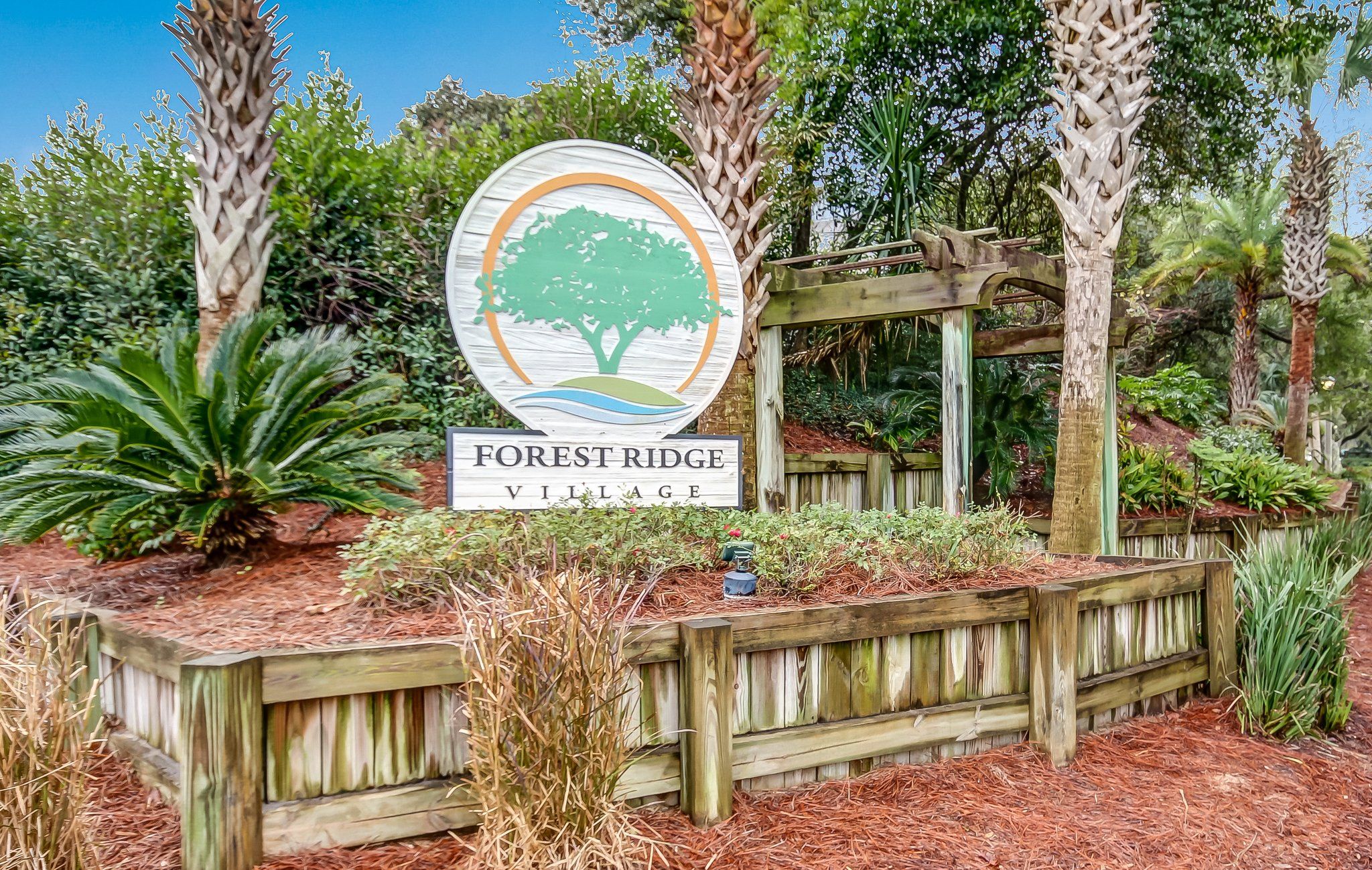 Forest Ridge's inviting entrance welcomes you home ...