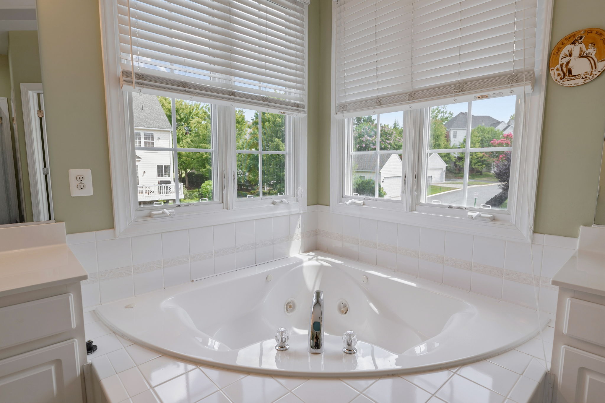 Jetted Tub!