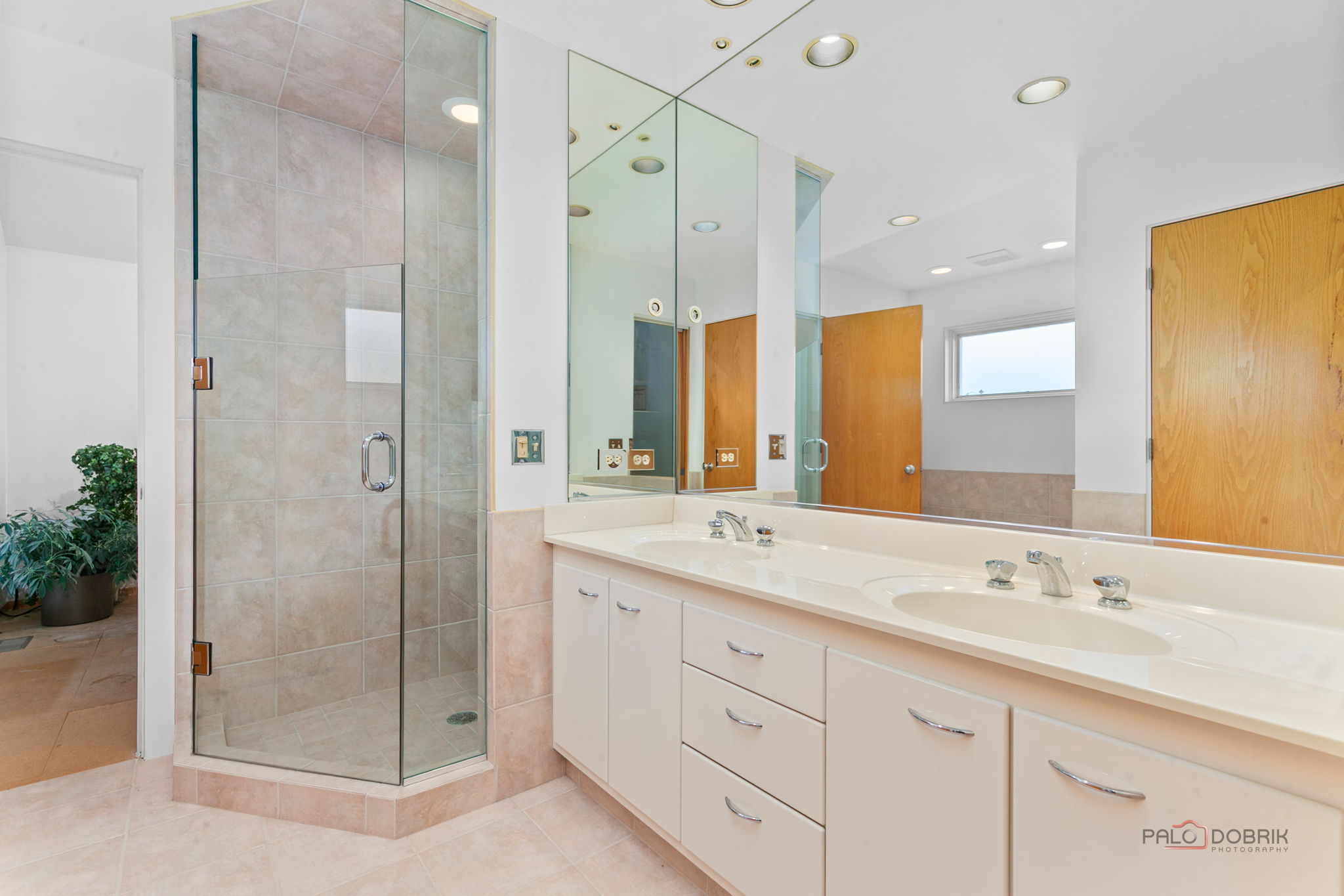 Bathroom between Bedroom and Studio