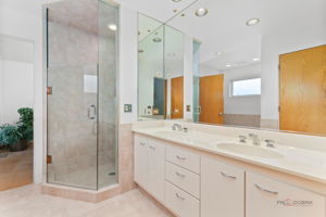 Bathroom between Bedroom and Studio