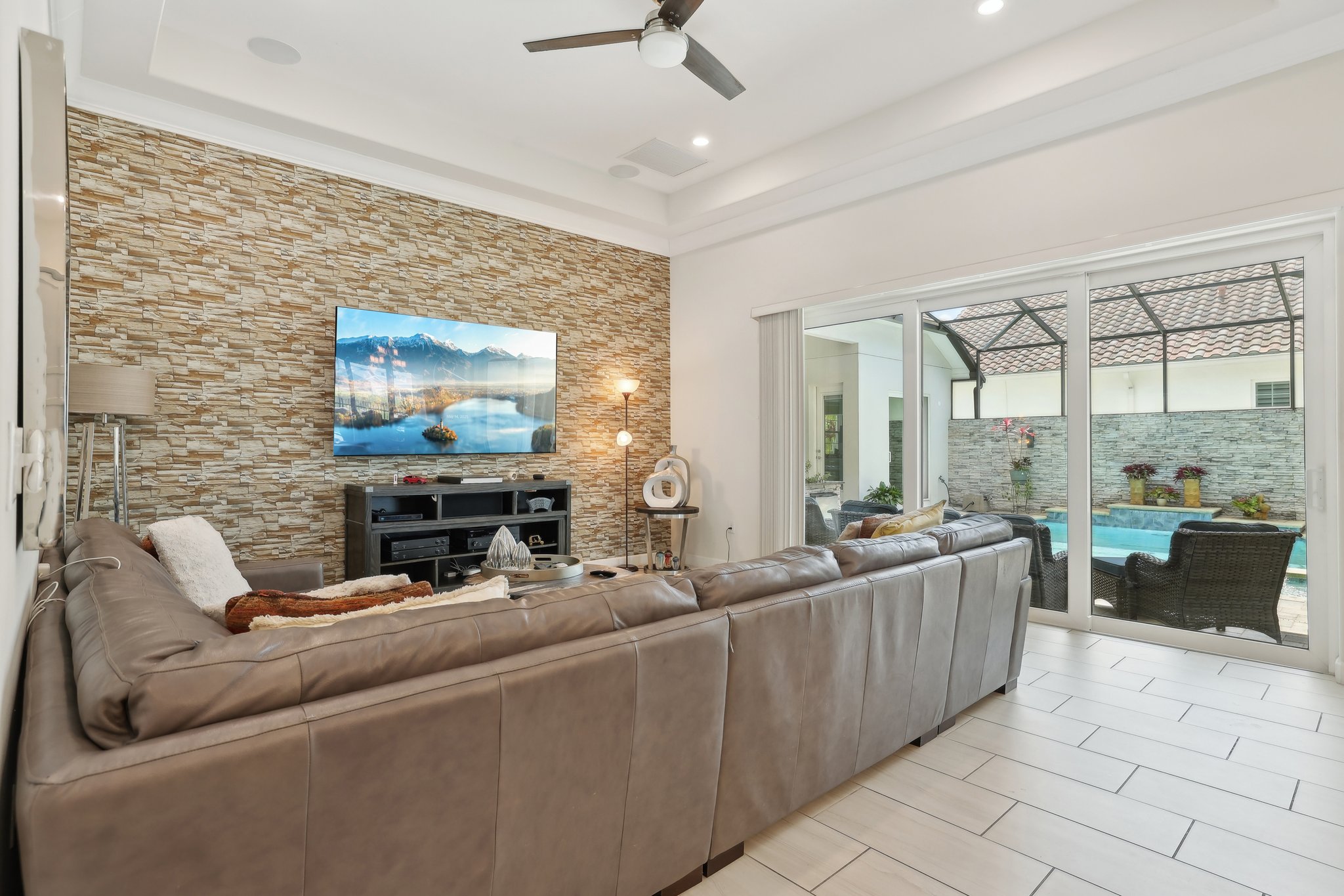 Lancaster Ridge Dr-1505-007.jpg