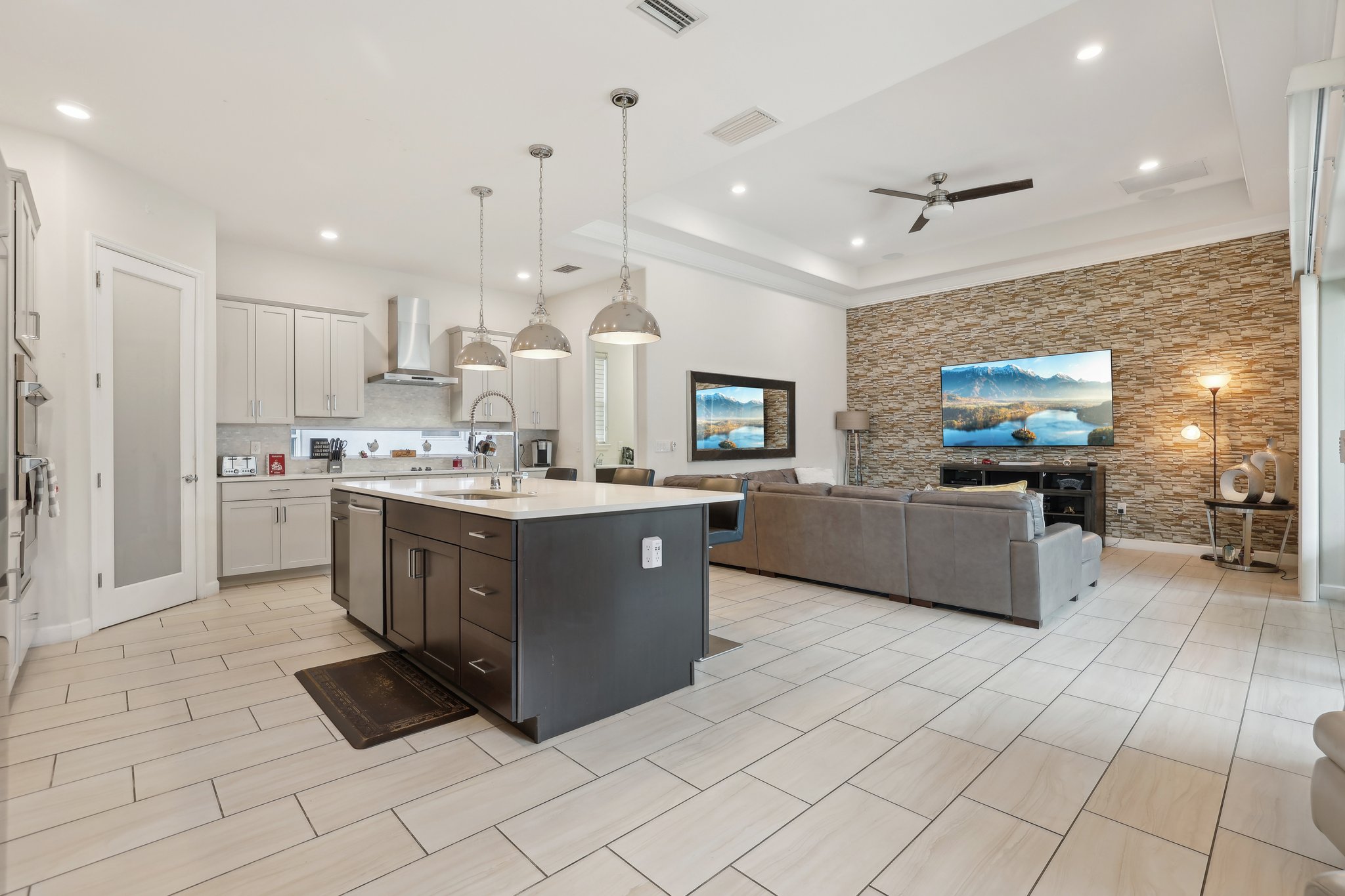 Lancaster Ridge Dr-1505-017.jpg