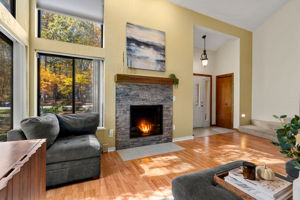 26 Colony Brook Ln, Derry, NH 03038, USA Photo 6