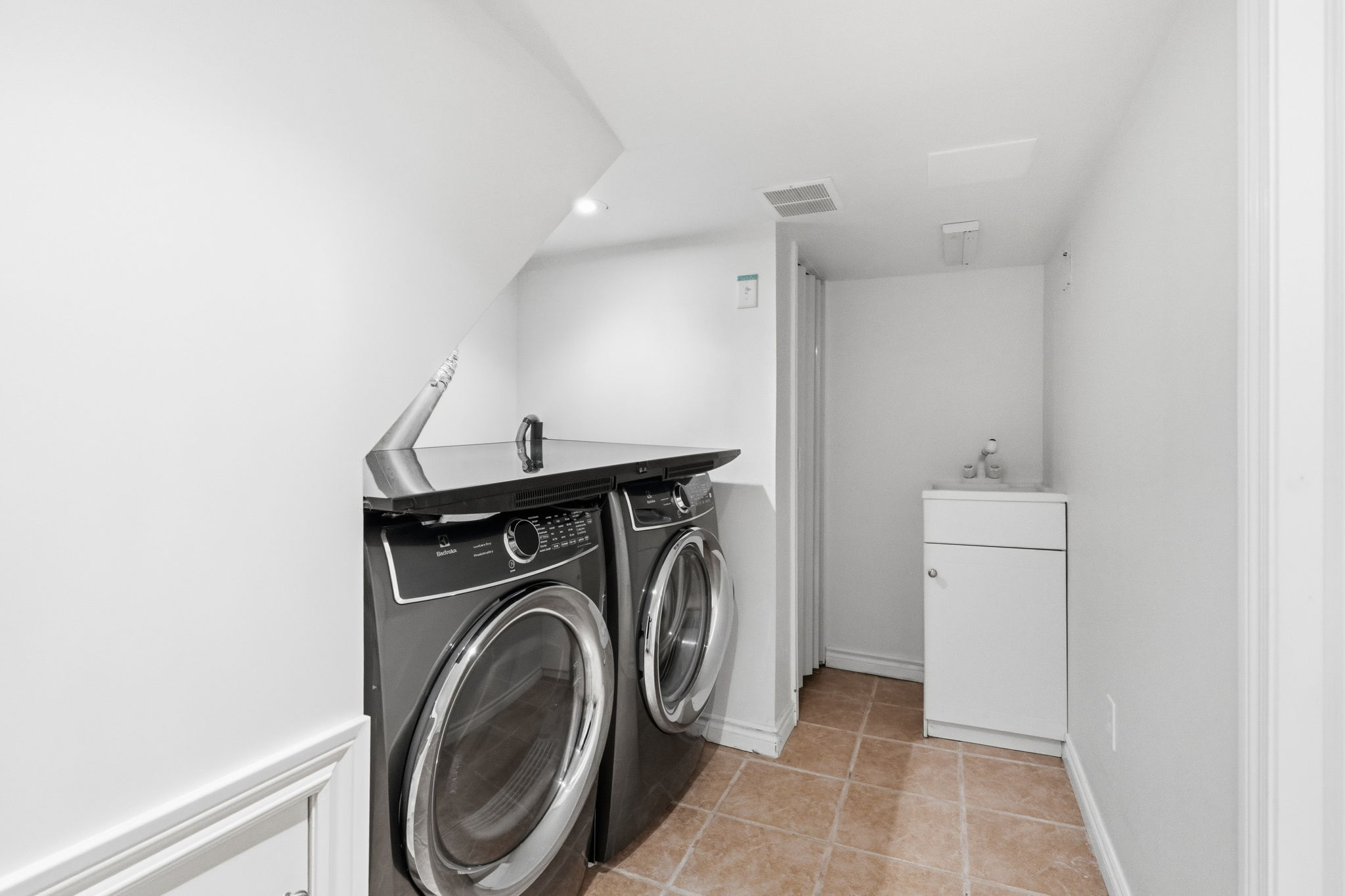 Property in Toronto — delivered property photograph 23