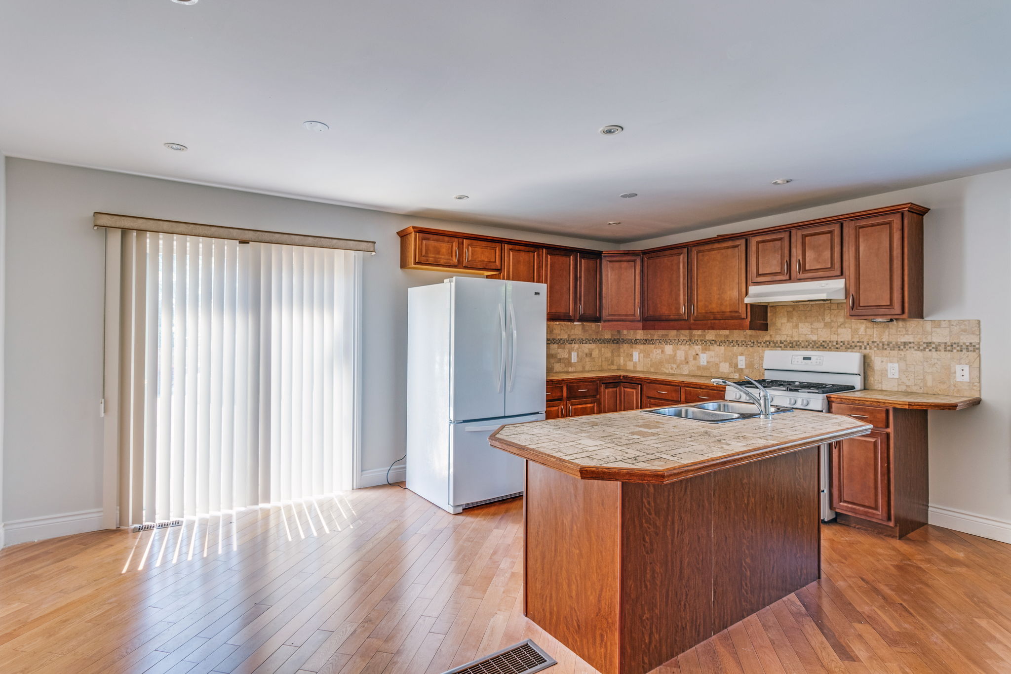 26 Whiting Ave, Oshawa, ON L1H 3T3, Canada Photo 18