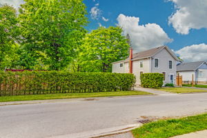 26 Whiting Ave, Oshawa, ON L1H 3T3, Canada Photo 3