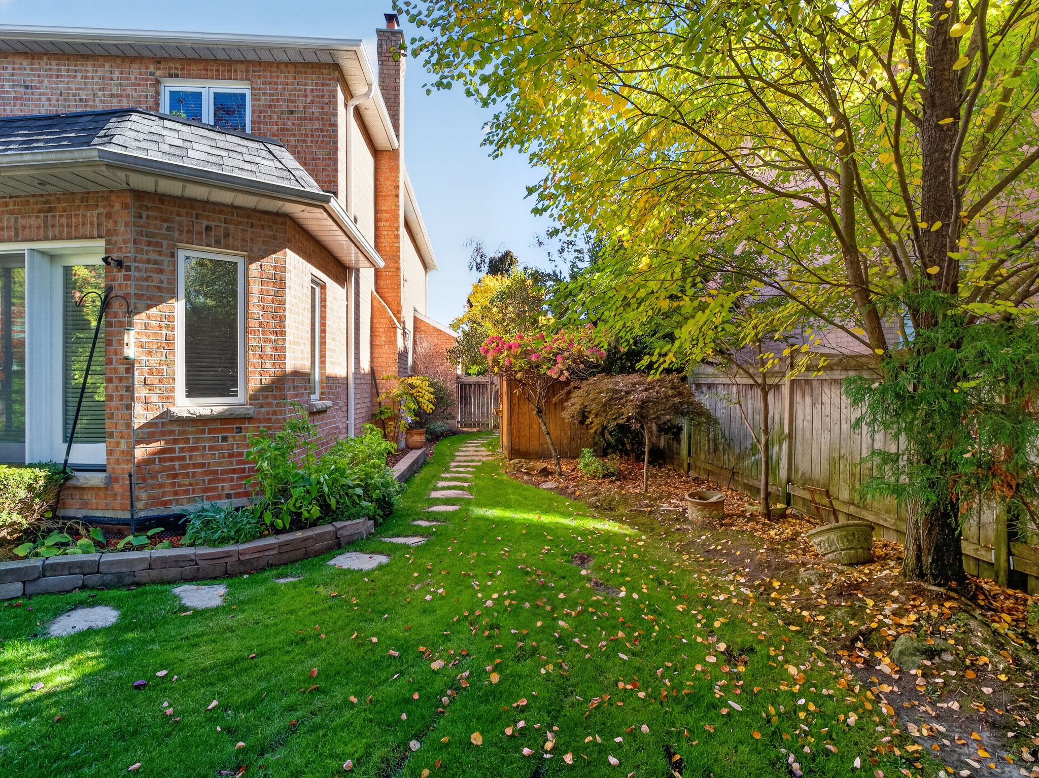 26 Worth Blvd Vaughan, ON L4J 7S9