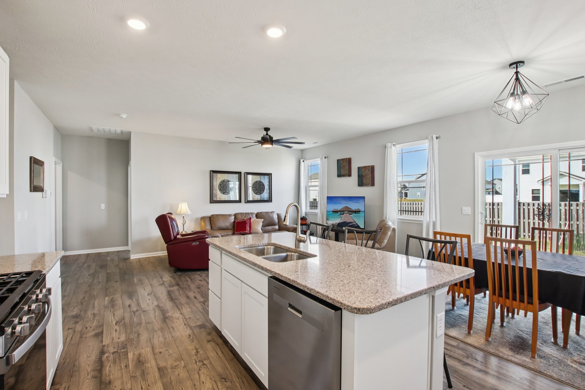 Redding Dr-S0103-015.jpg