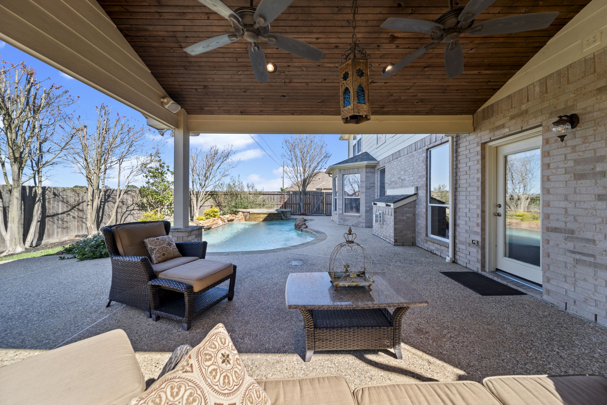 Covered patio with double ceiling fans, surround sound & recessed lighting!