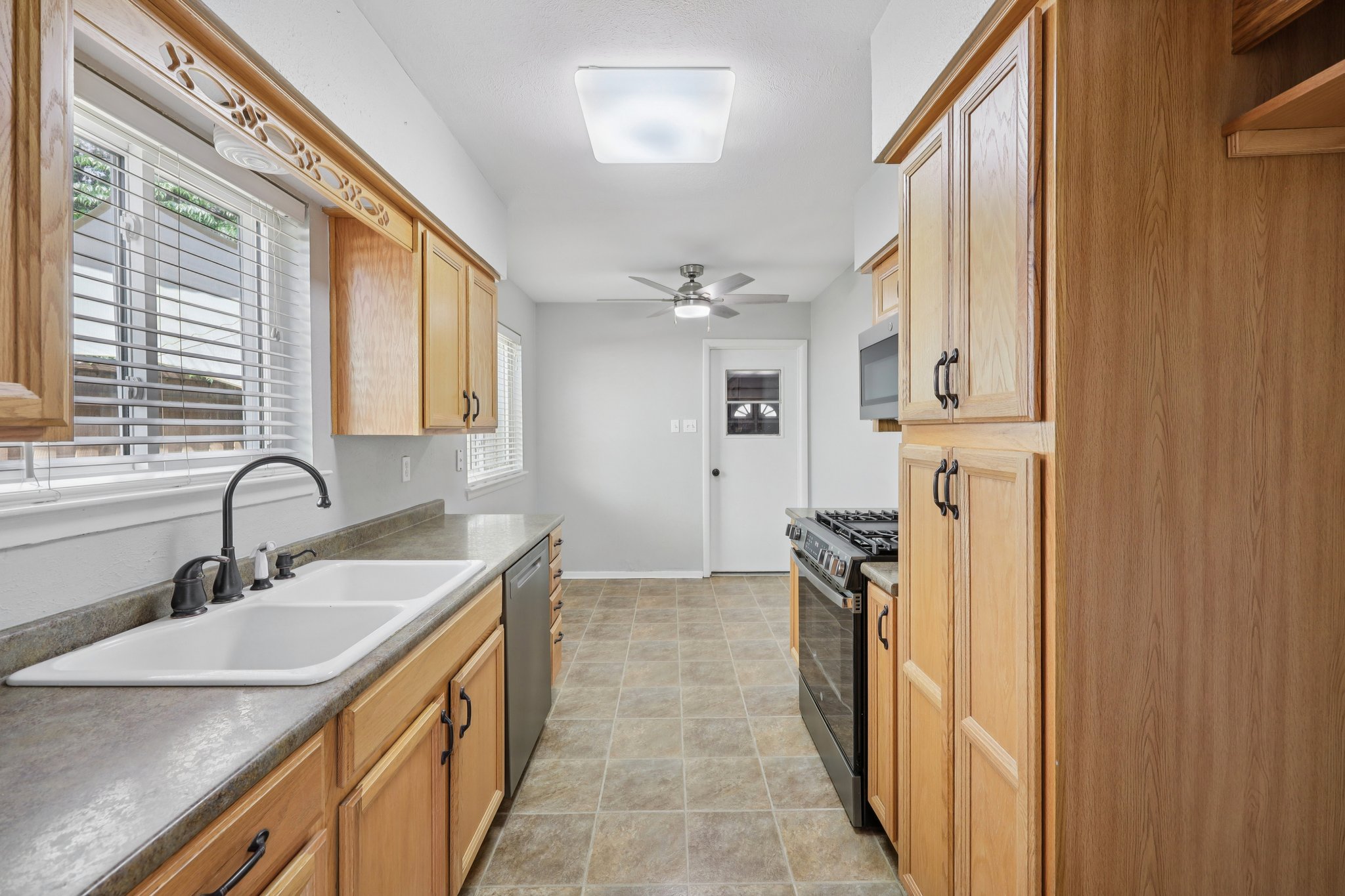  2604 Hollywood Dr-S1610-017.jpg