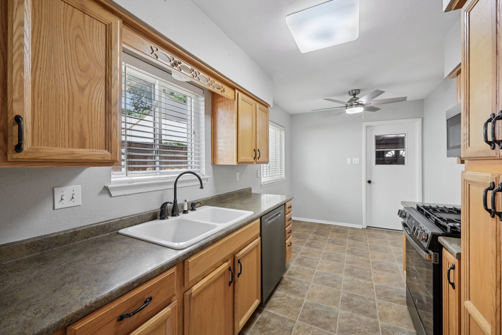  2604 Hollywood Dr-S1610-018.jpg