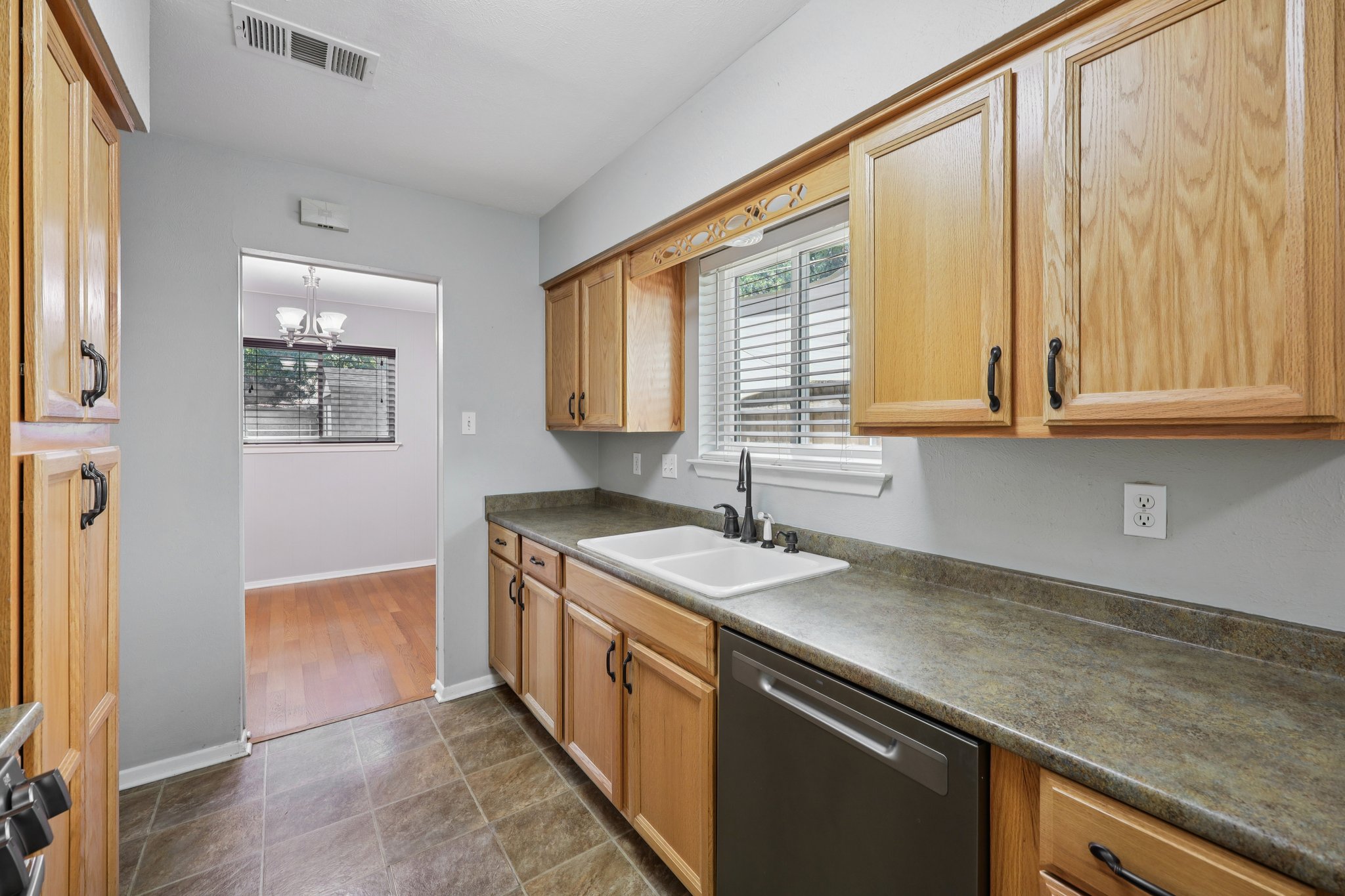 2604 Hollywood Dr-S1610-020.jpg