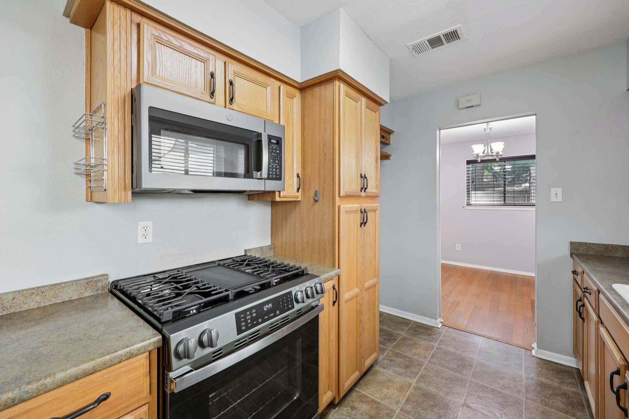  2604 Hollywood Dr-S1610-021.jpg