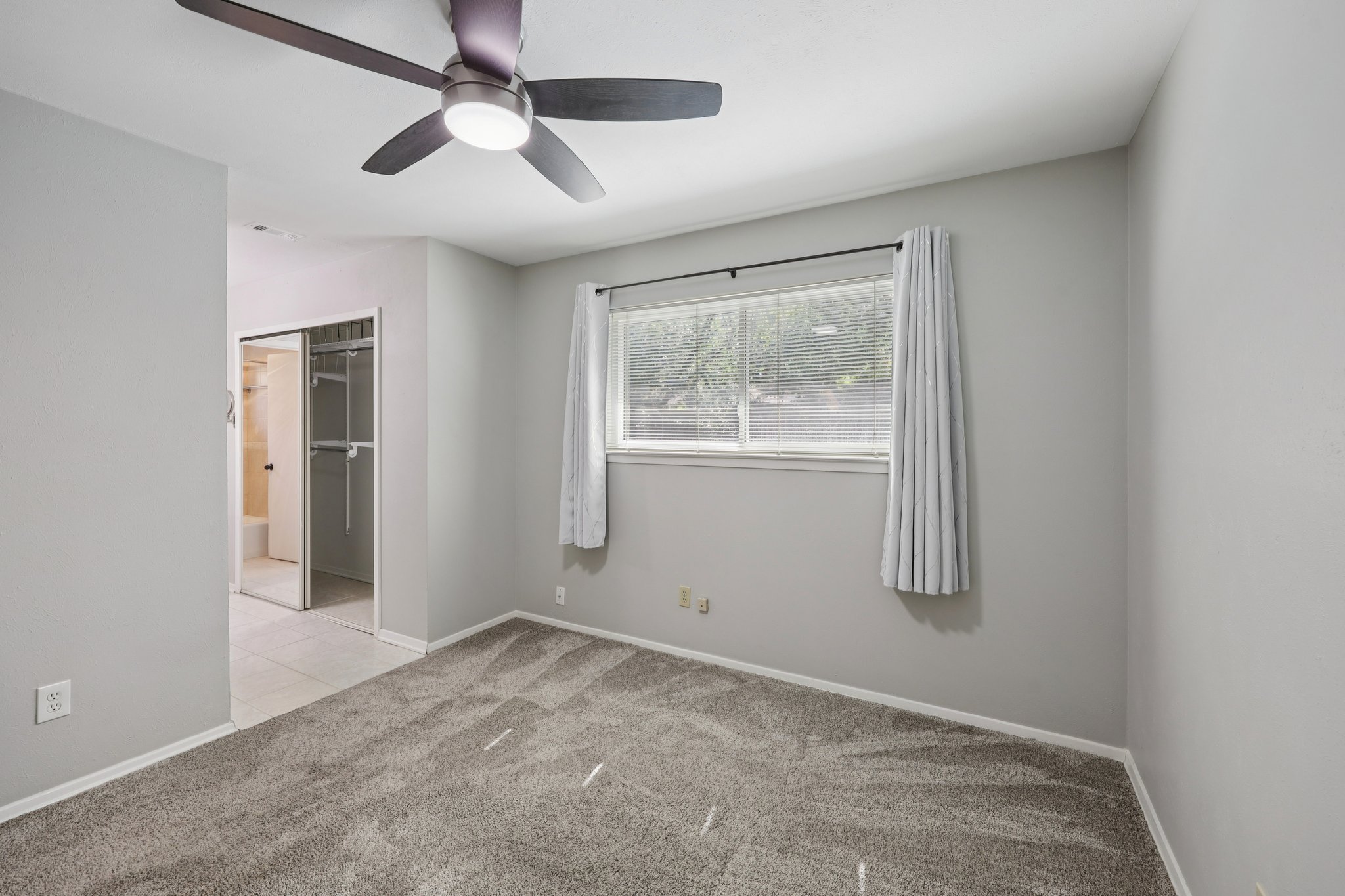  2604 Hollywood Dr-S1610-025.jpg