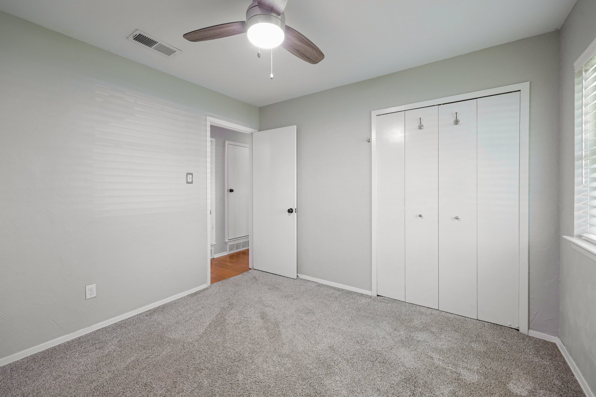  2604 Hollywood Dr-S1610-038.jpg