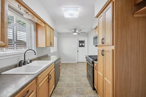  2604 Hollywood Dr-S1610-017.jpg