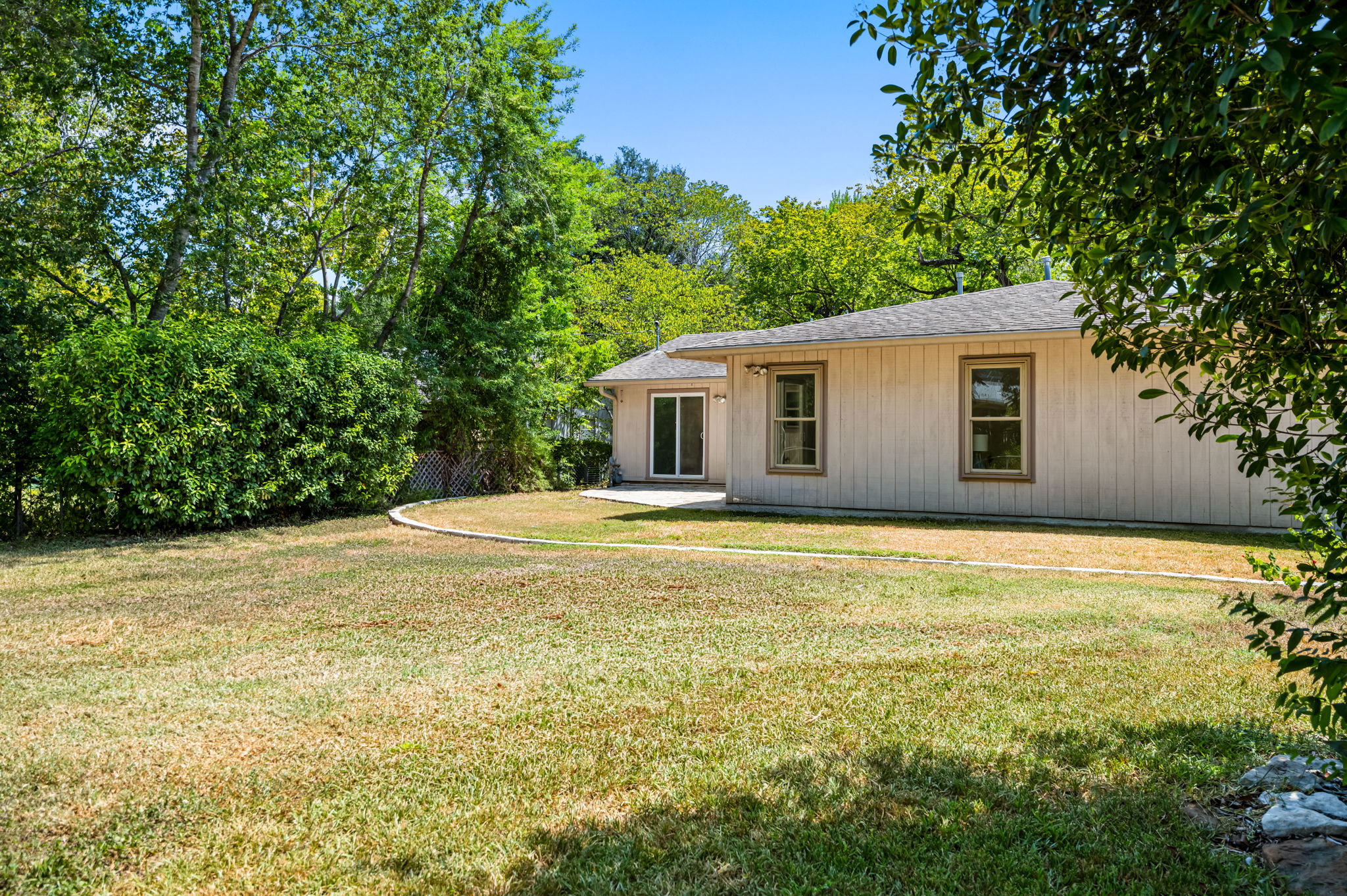 Expansive backyard - room for ADUT