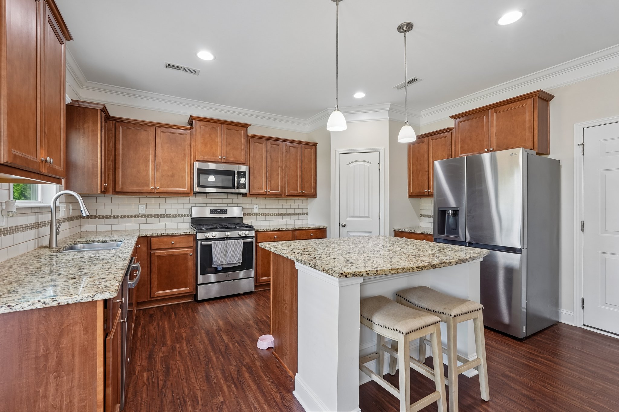 Lakefront Dr-S2504-015.jpg