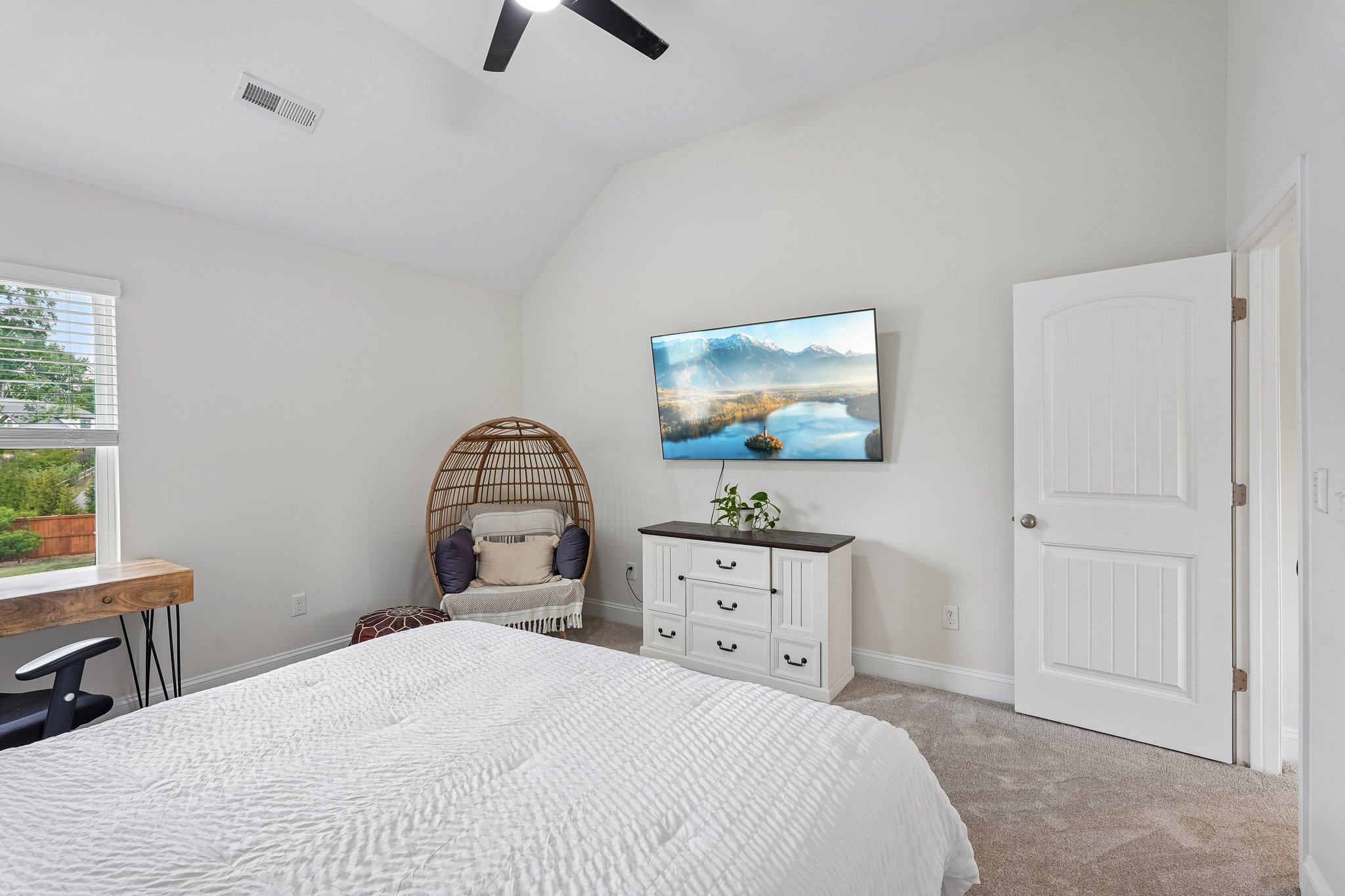 Lakefront Dr-S2504-052.jpg