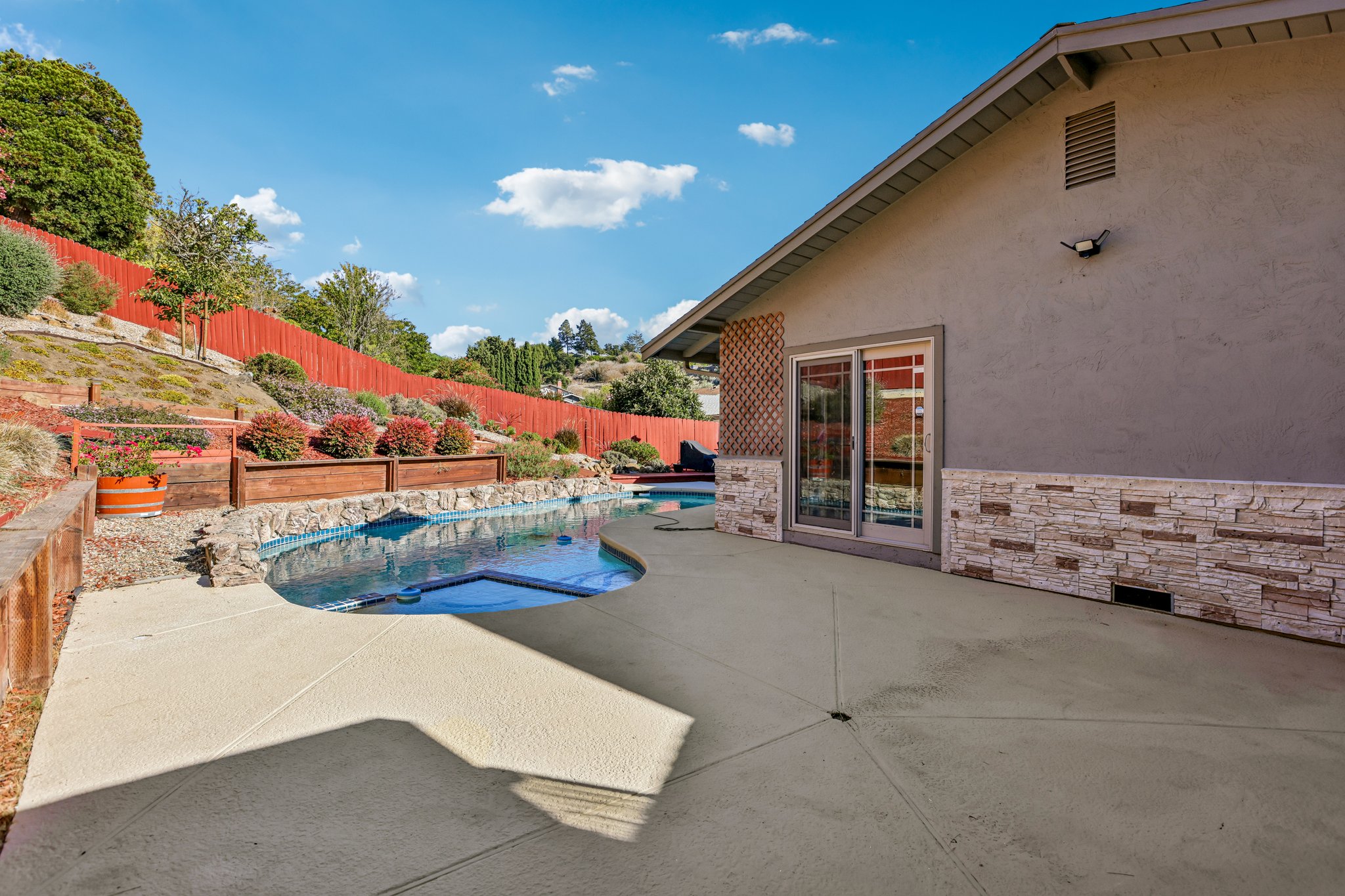 2609 Moraga Dr-S0210-057.jpg