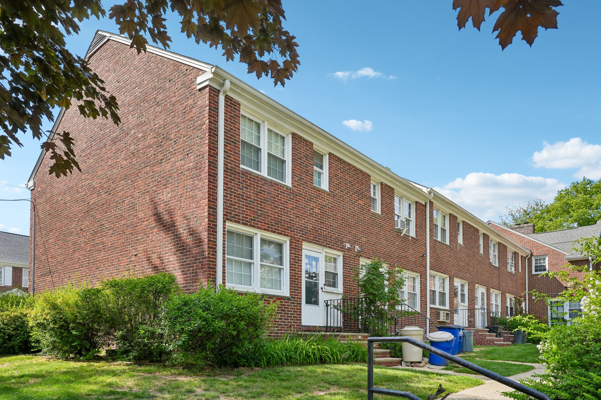 Elmwood Ave-S2105-003.jpg
