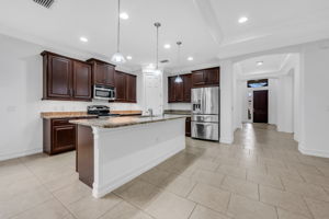 Breakfast Bar - Kitchen - Foyer