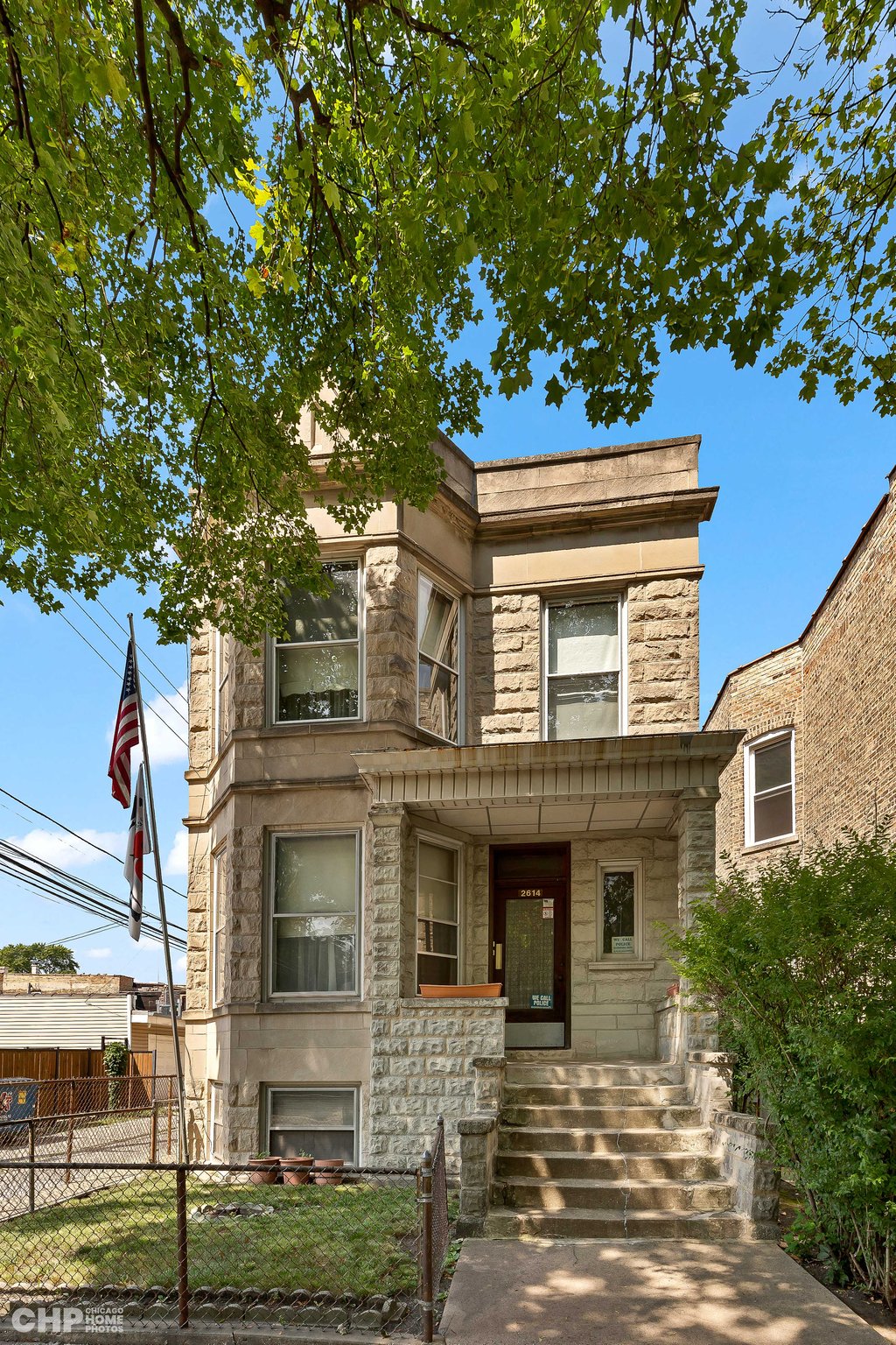 Duplexed down Greystone 2 flat in excellent location!