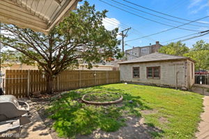 Detached garage