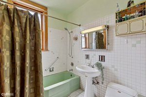 Full bath (first floor)