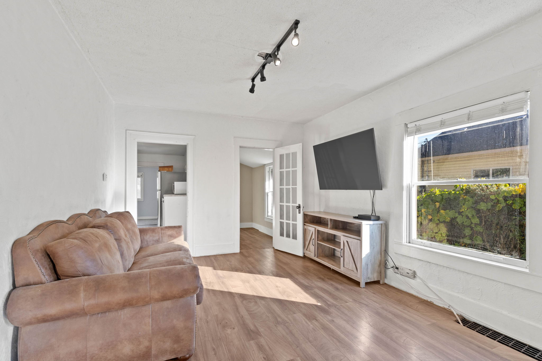 Large windows and great flow of spaces.