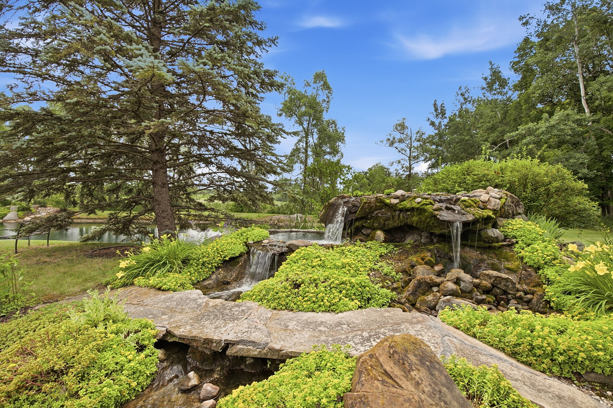 Stunning waterfall feature!