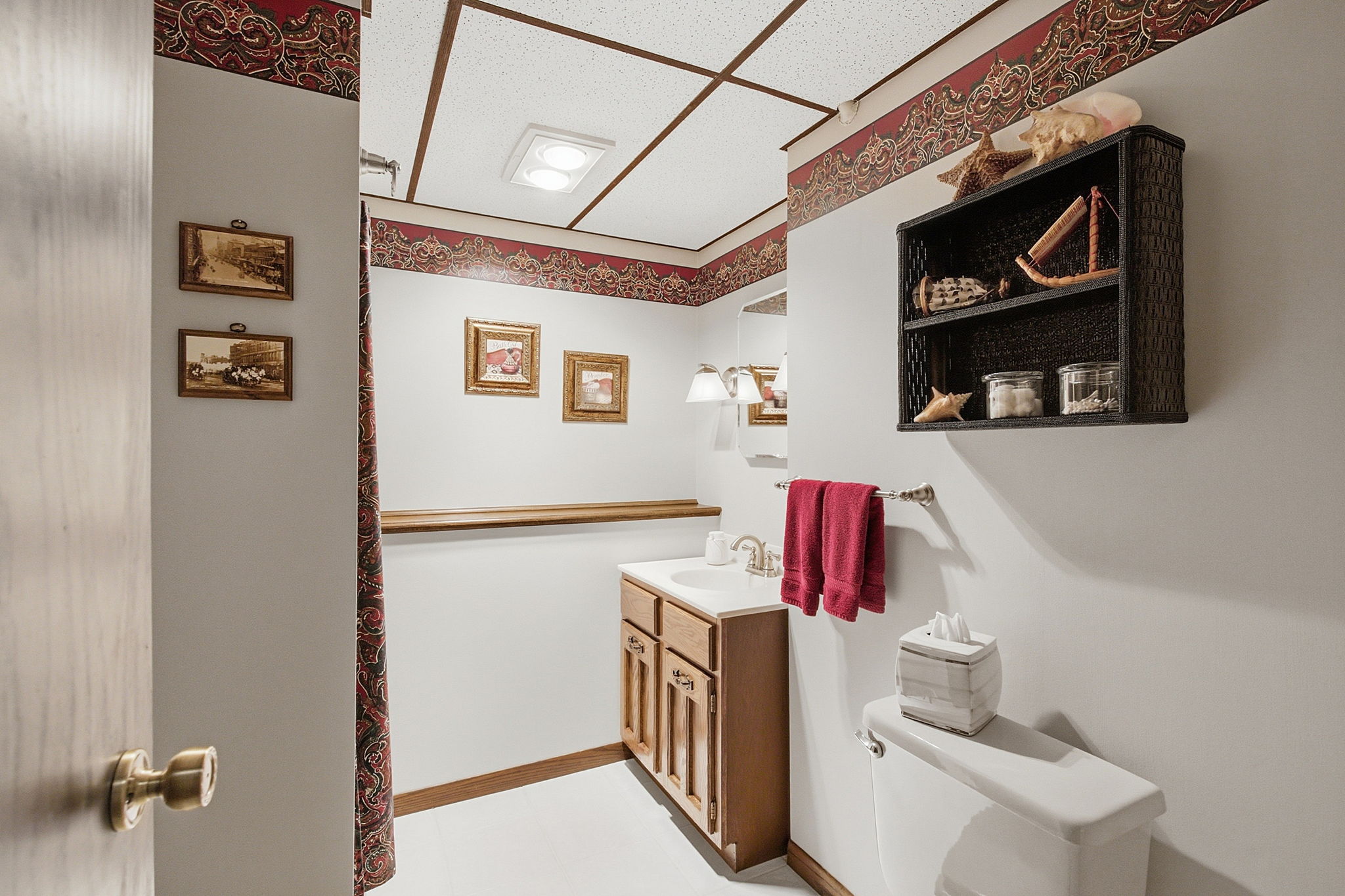 Lower level 3/4 bathroom.