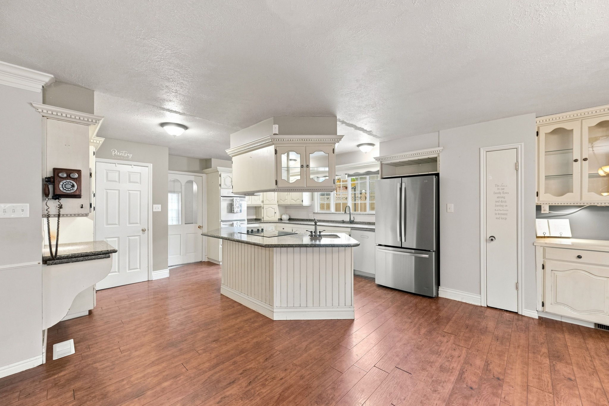 Large Island with additional Sink and Cooktop