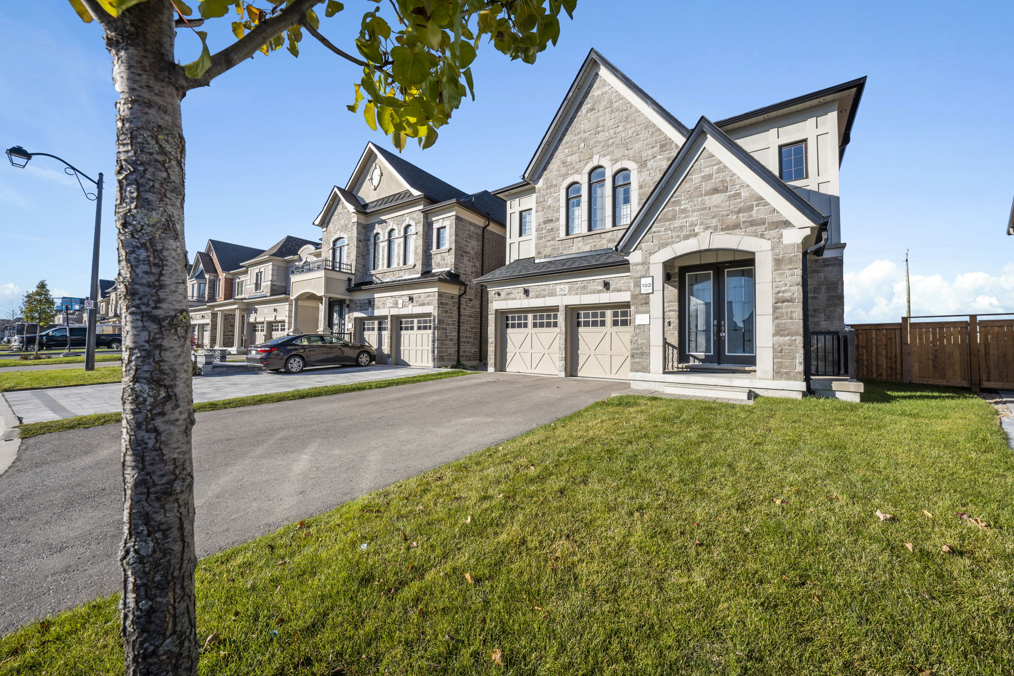 262 Touch Gold Cres Aurora, ON L4G