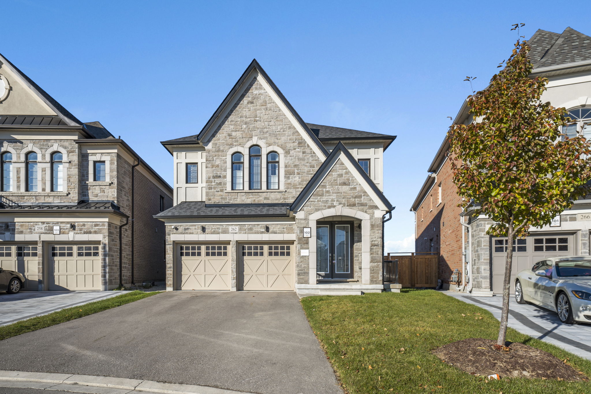 262 Touch Gold Cres Aurora, ON L4G