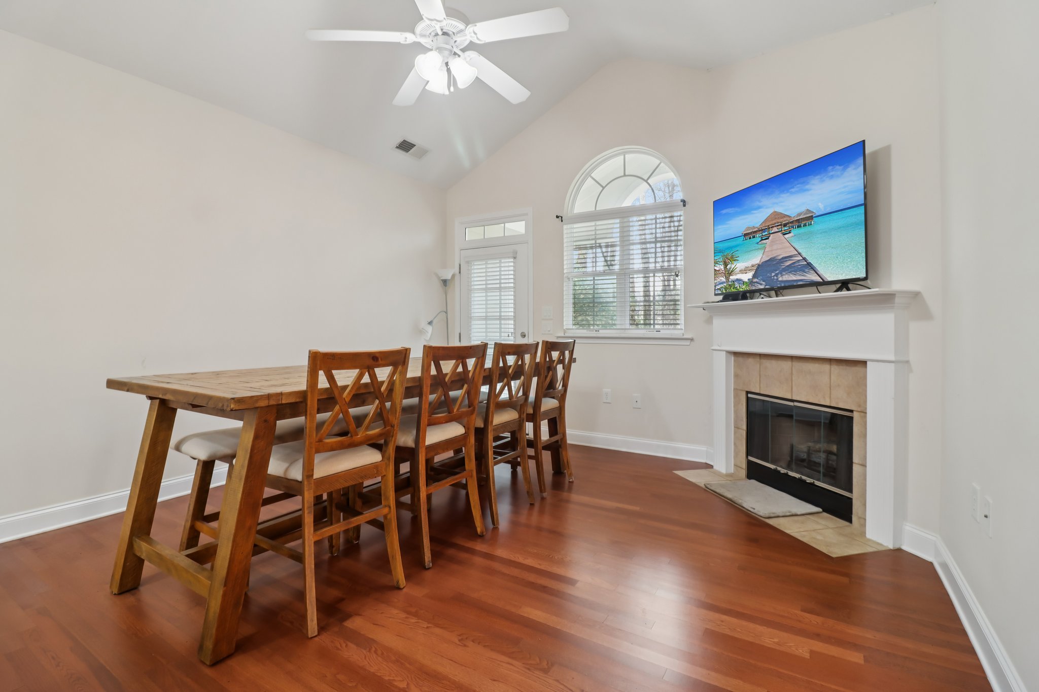 Grapevine Cir-S0303-020.jpg