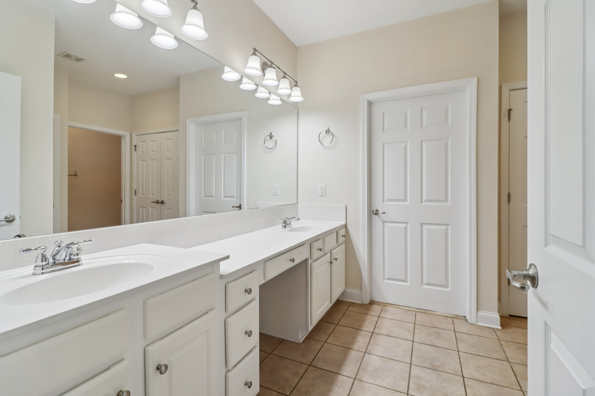 Grapevine Cir-S0303-040.jpg