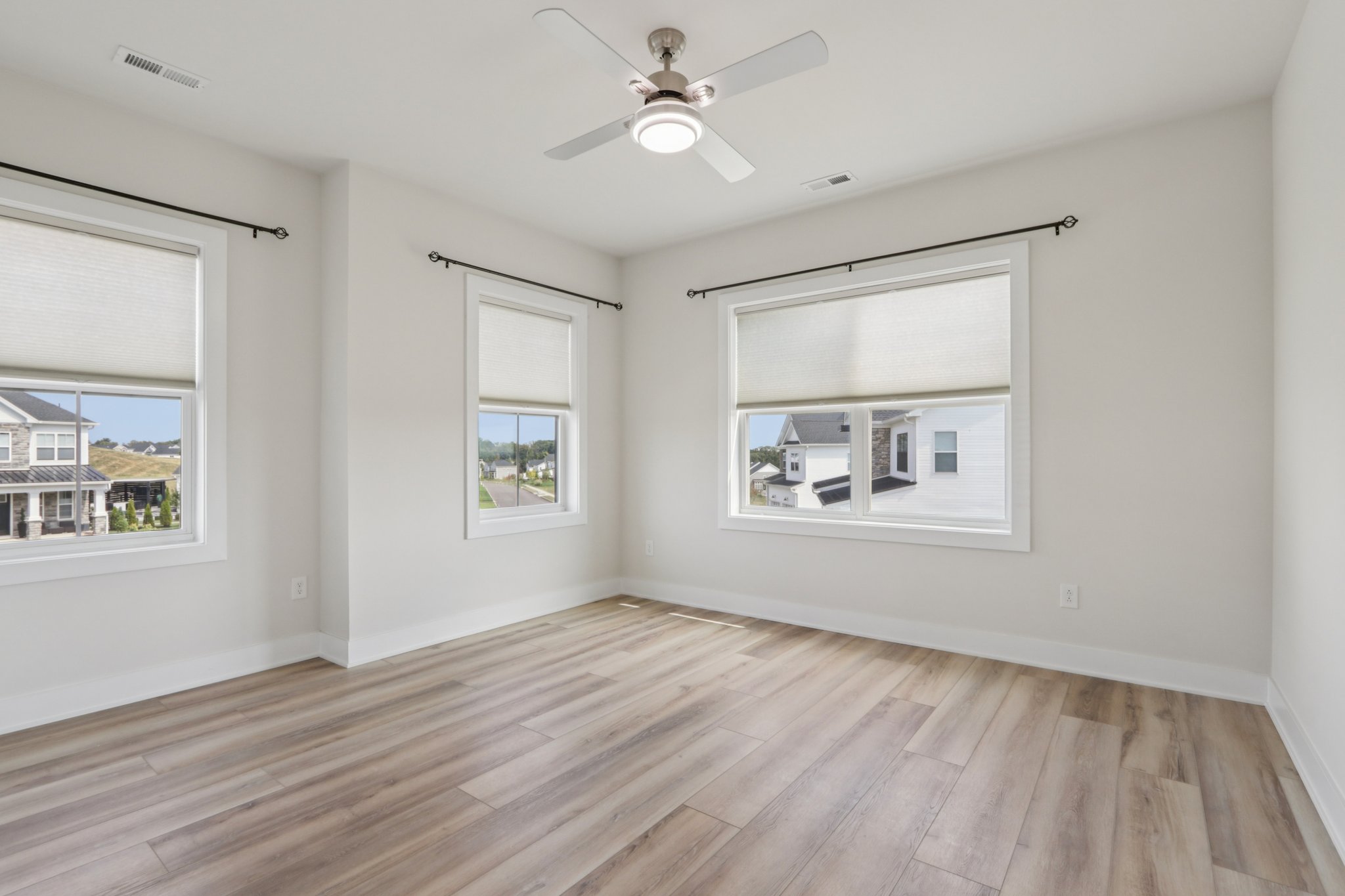 Hawthorn Dr-S2409-037.jpg