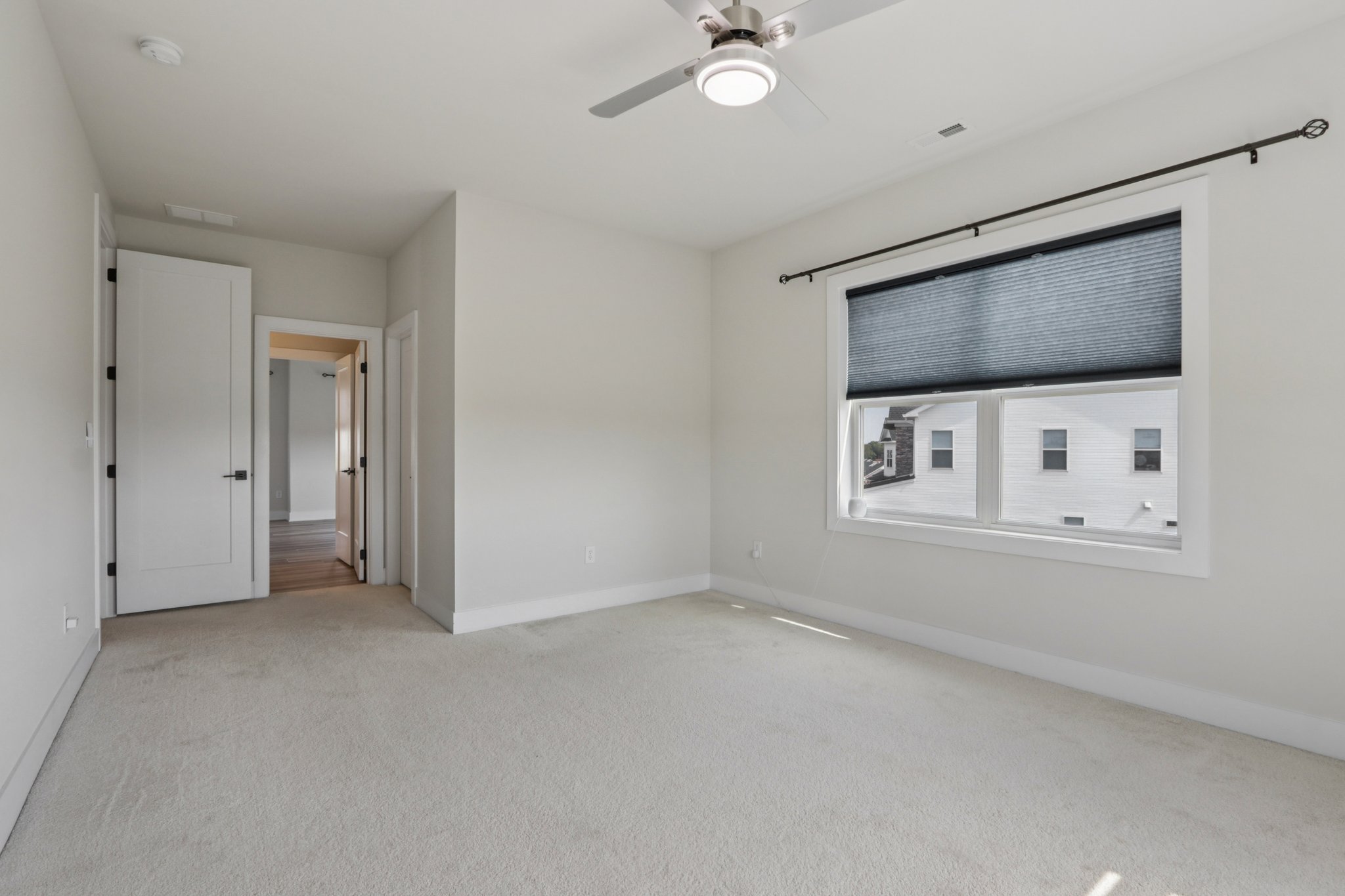 Hawthorn Dr-S2409-044.jpg