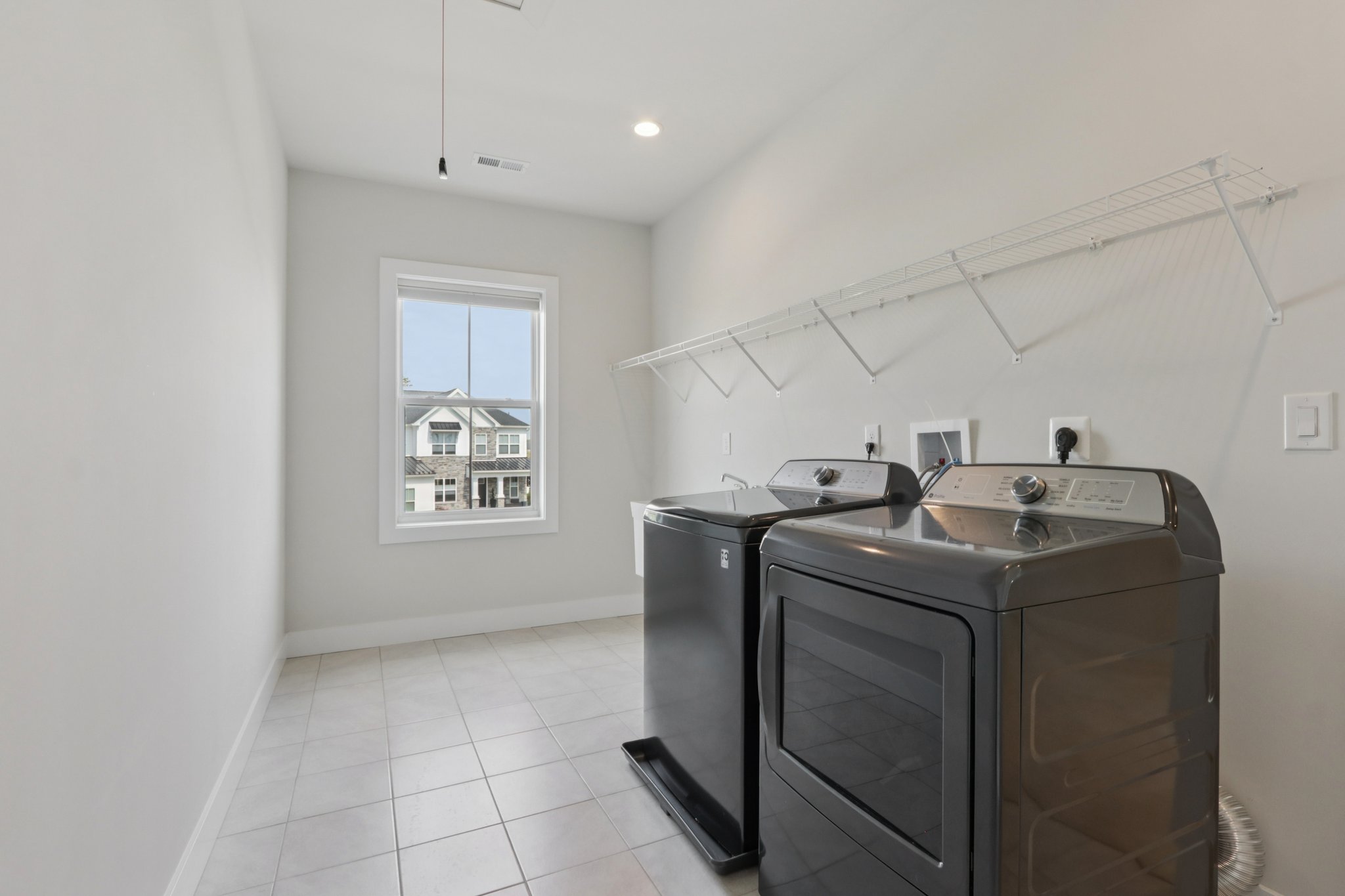 Hawthorn Dr-S2409-047.jpg